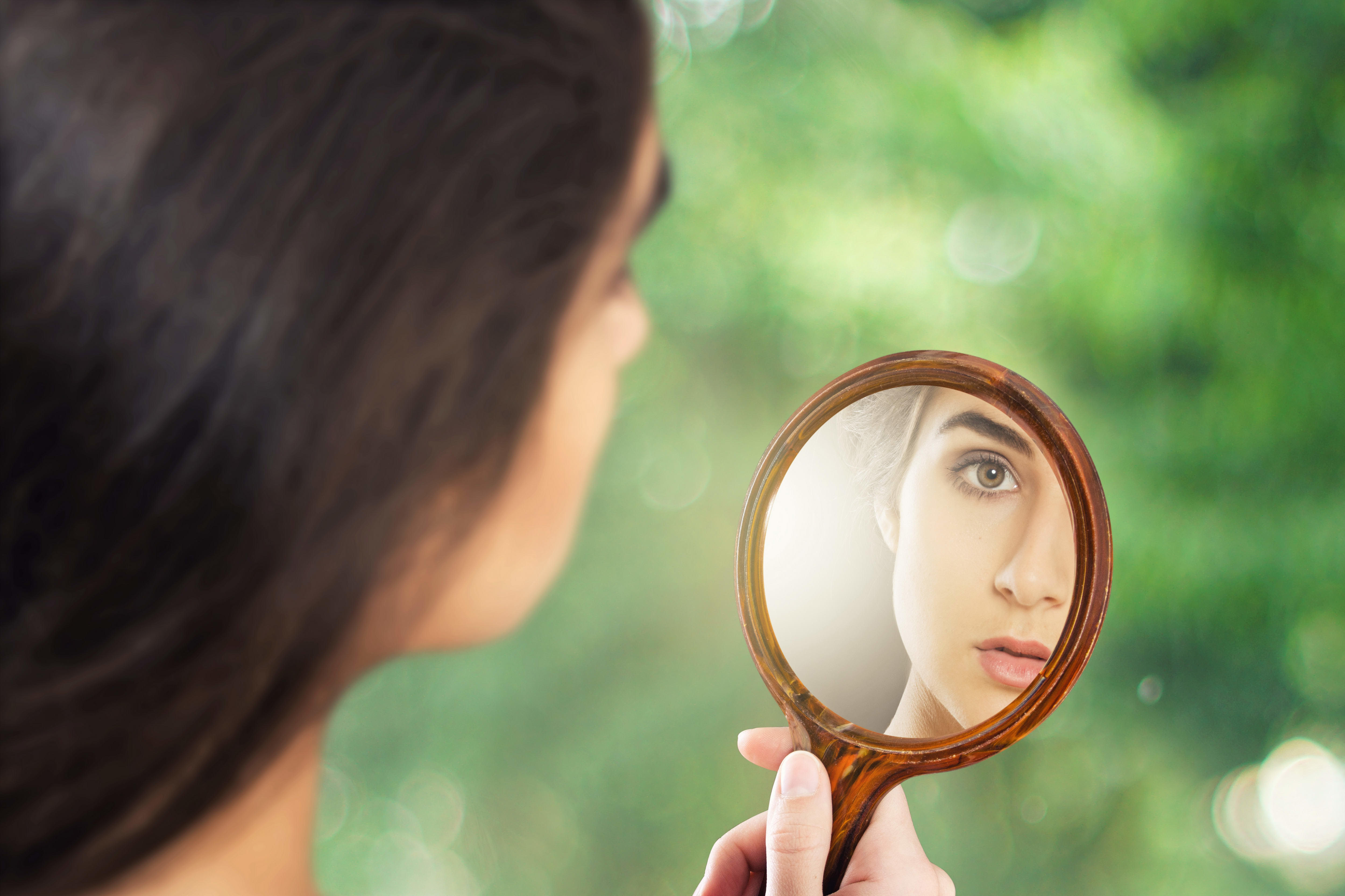 Культура видеть хорошее. Отражение в зеркале. Девушка смотрится в зеркало. Человек смотрится в зеркало. Смотреться в зеркало.