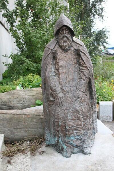 Возле дома вечерком