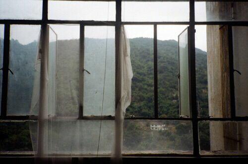 След уходящего.