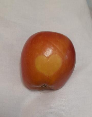 Скушай яблочко, мой свет