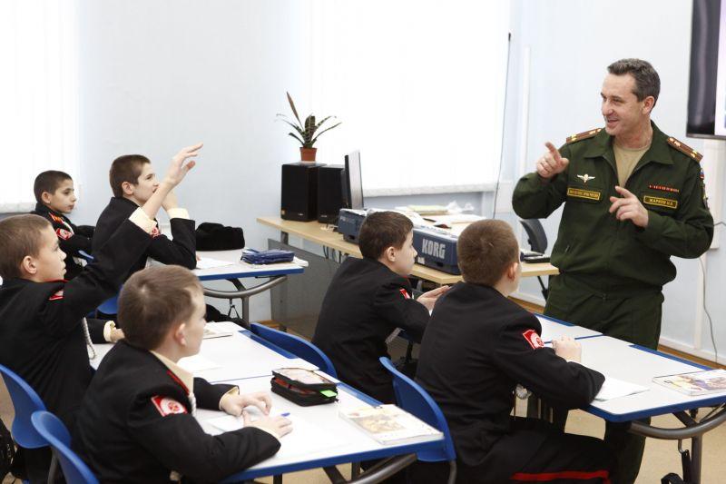 Вести форму. Военный преподаватель. Военный педагог. Офицер педагог. Военные курсанты на занятии.