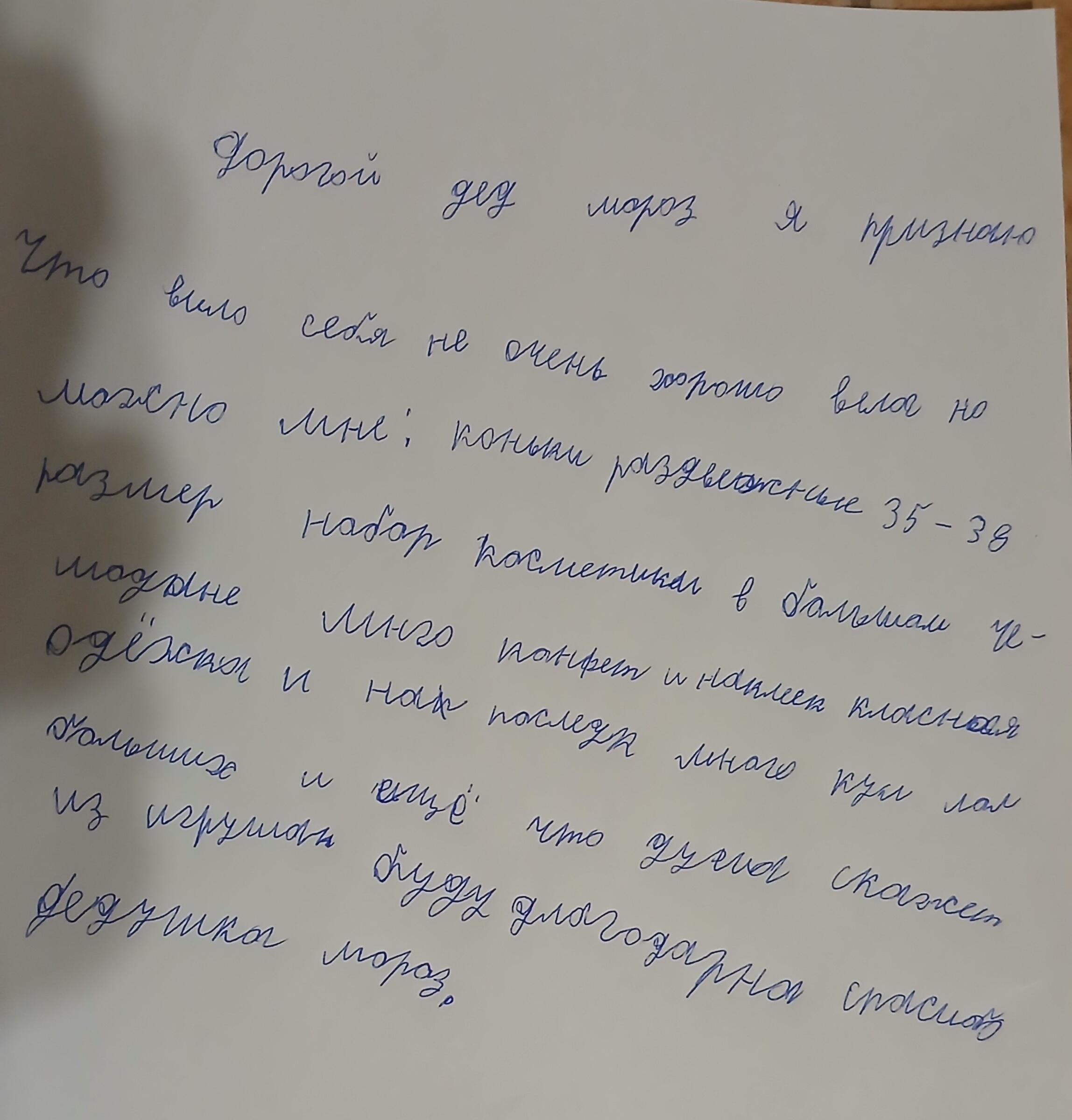 Набор косметики в большом чемодане