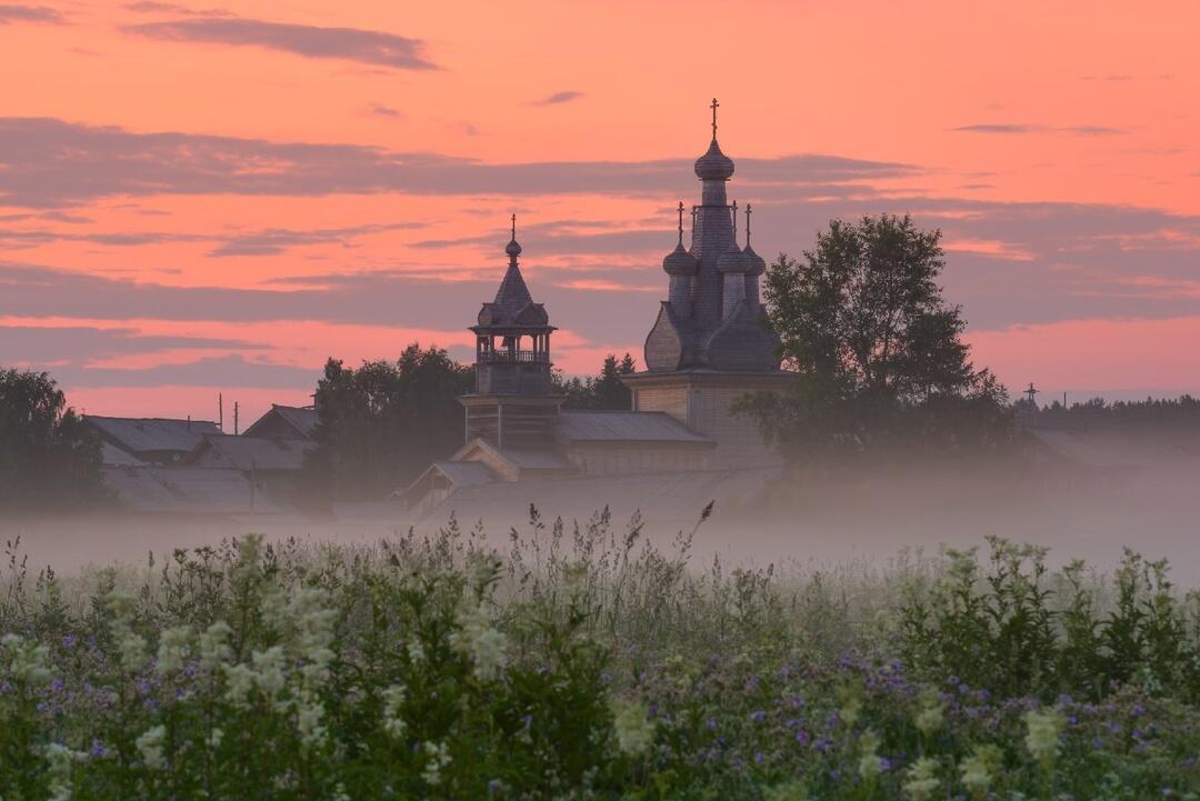 В  РОССИИ  ПАХНЁТ  МЁДОМ  БЕЛЫЙ  СВЕТ