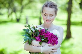 Как стыдливо раскрыты пионы!