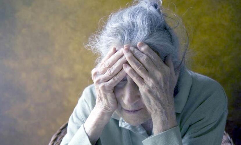 Она случайно уронила ложку