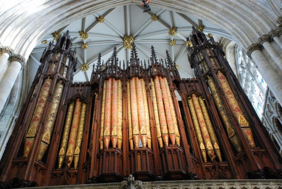 ЗВУЧИТ ОРГАН В ПРЕДУТРЕННЕМ ТУМАНЕ…