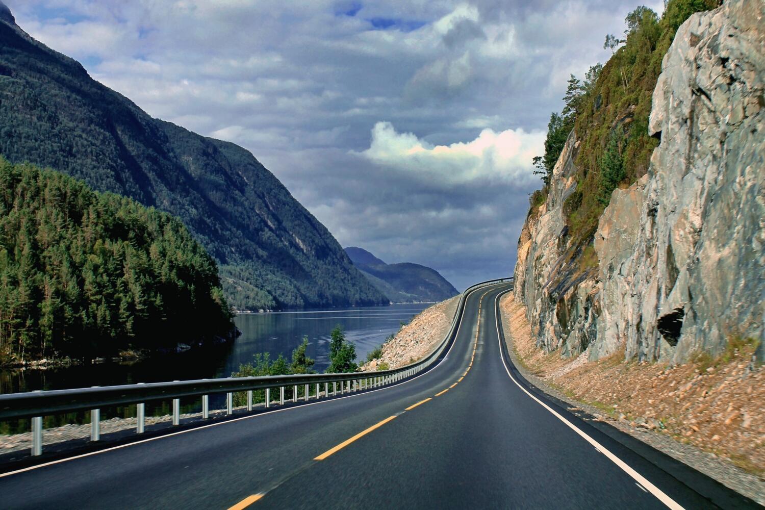 У самого края дороги. Фьорды Норвегии дороги. Дорога. Дорога в Норвегии. Красивая дорога.