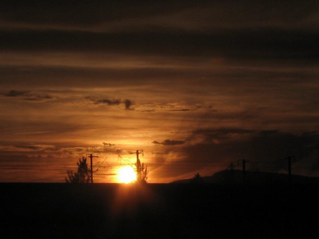Закат давно погас. Тусклое солнце. Красное тусклое солнце. Дальнее поле (вечер. Небо чуть голубеет на востоке.
