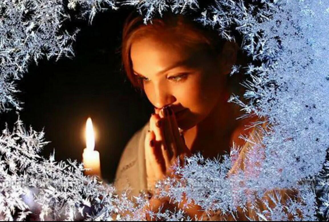 Картинки женщина у окна со свечой