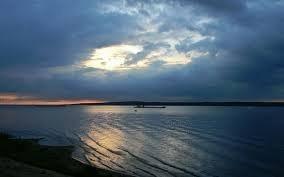 Кусками серая вода плывет над домом облаками