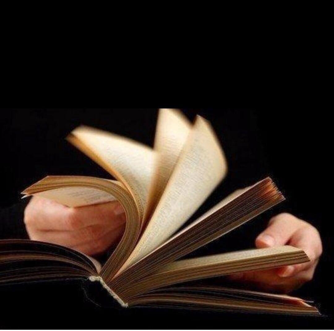 Посмотри на нее читать. Люди как книги. Люди похожи на книги. Демотиваторы про чтение книг. Люди как книги цитаты.