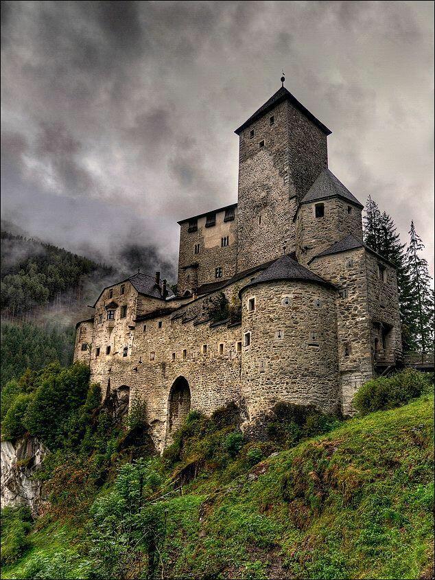 Крепости старинный замок