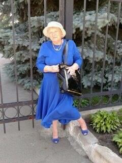 ..Как мне хочется в платье красивом,