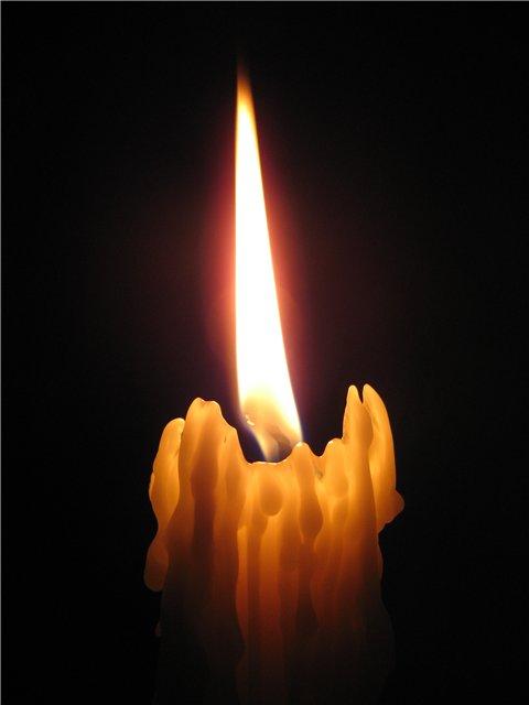 И свечка догорела чуть дрожа.