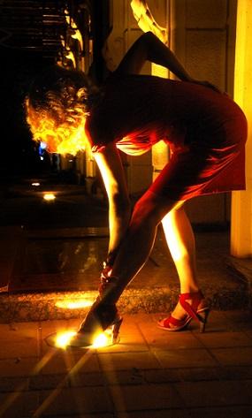 Алого шёлка строптивость...