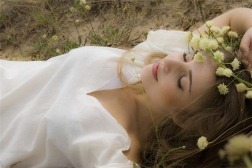 Целуя спящую в прохладе