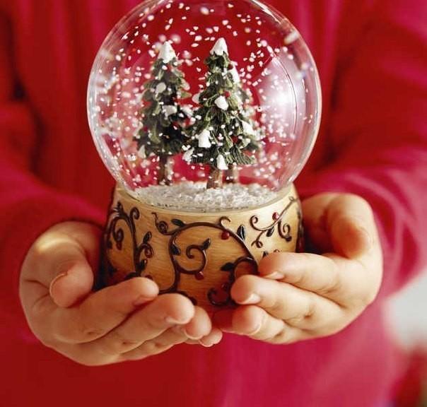 Снежинки,как лодочки белые...