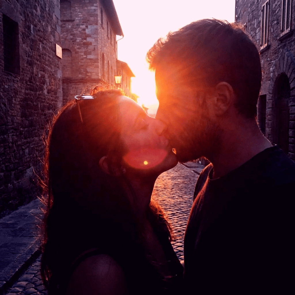 Поцелуй алых губ обжигал...