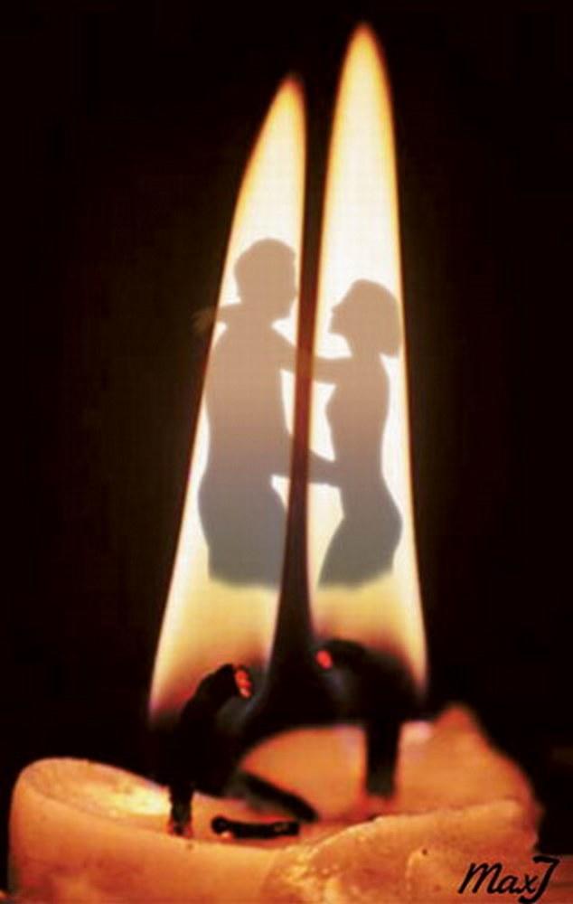 Тихо догорает свеча. Две горящие свечи. В пламени свечи. Свеча горела. Двое в пламени свечи.