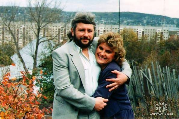 Неслышно подгребает осень.