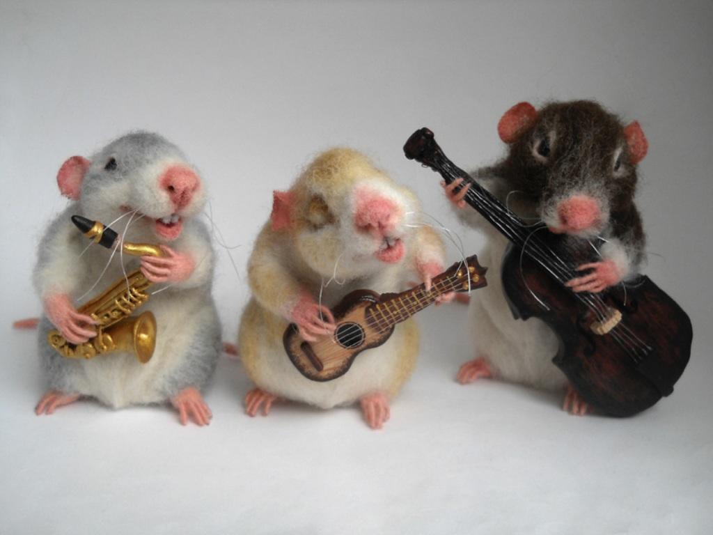 Хомяк со скрипкой. Крысы с музыкальными инструментами. Три крыски. Поющая мышь. Мышь с музыкальным инструментом.