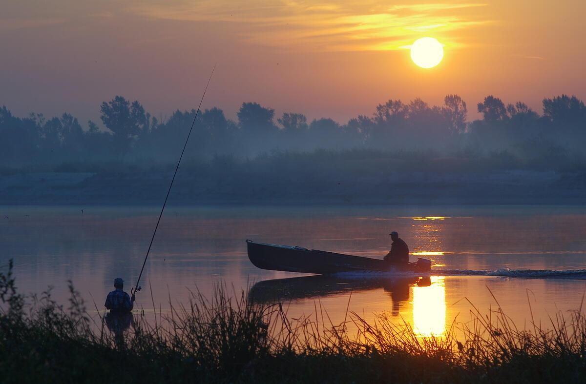 Сидел на озере рыбак. Рыбак на рассвете. Рыбалка пейзаж. Рыбак в лодке на закате. Рыбалка на рассвете.
