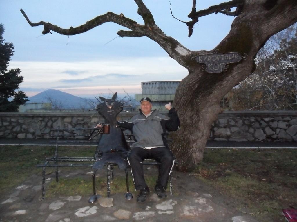 Со двора все убегают