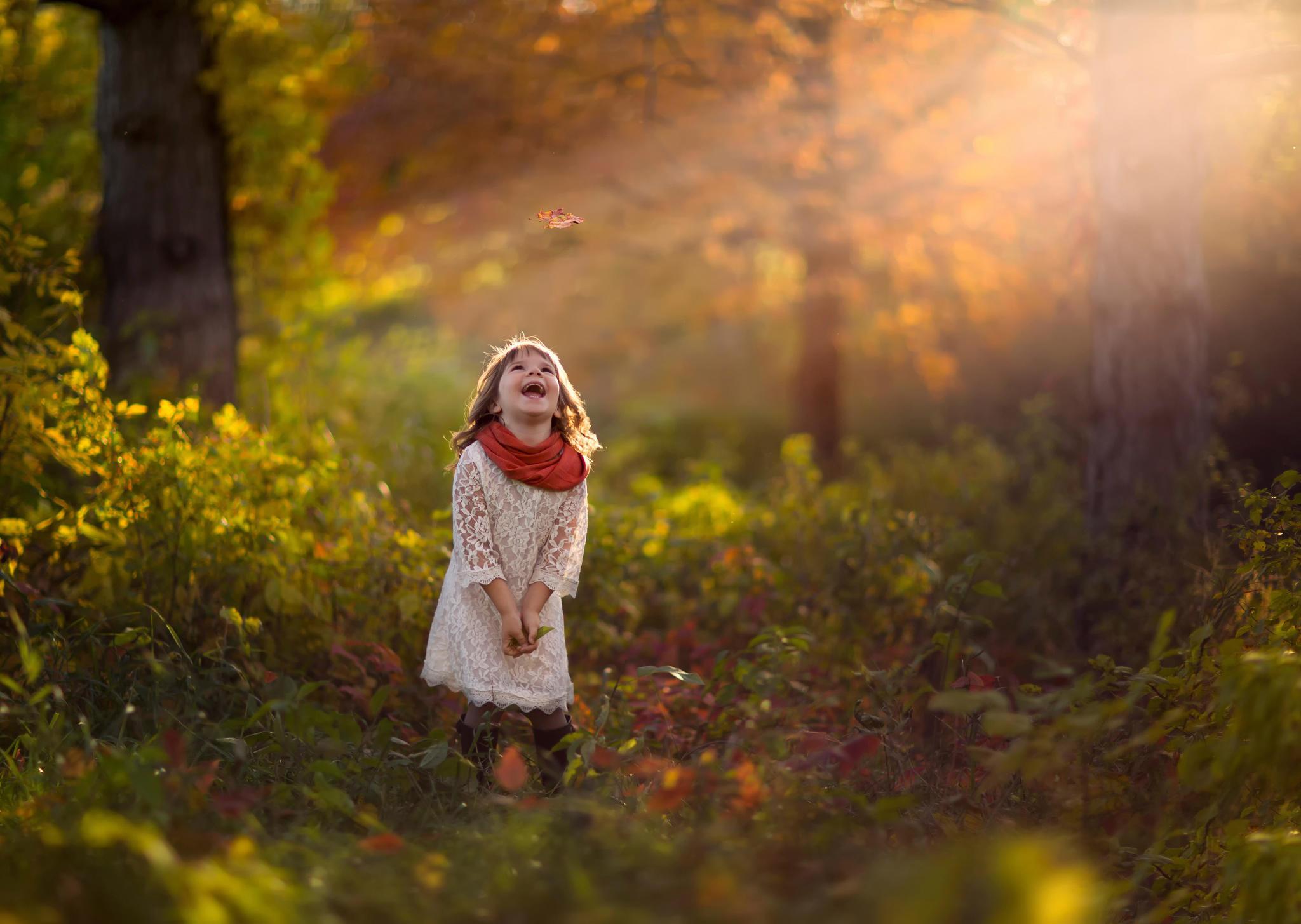 Удивление в лесу. Девочка в лесу. Девочка в осеннем лесу. Девочка осенью. Осенний лес для детей.