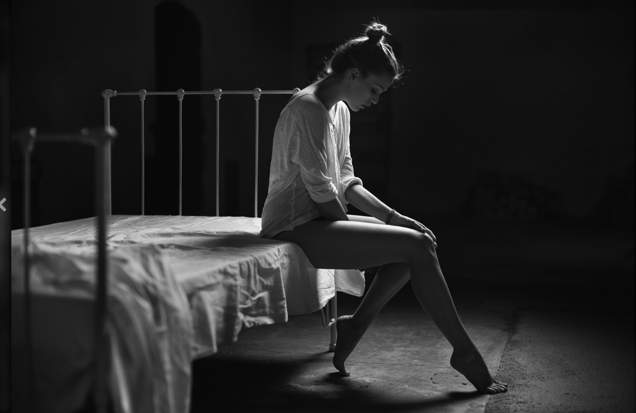Florian Weiler фотограф. Девушка сидит на кровати. Левушка сидит в кровати. Девушка на кровате сидит. Грустная нога
