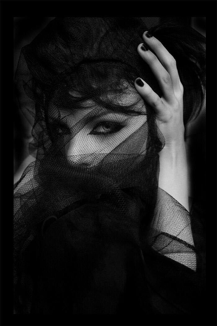 Взгляд из под вуали.