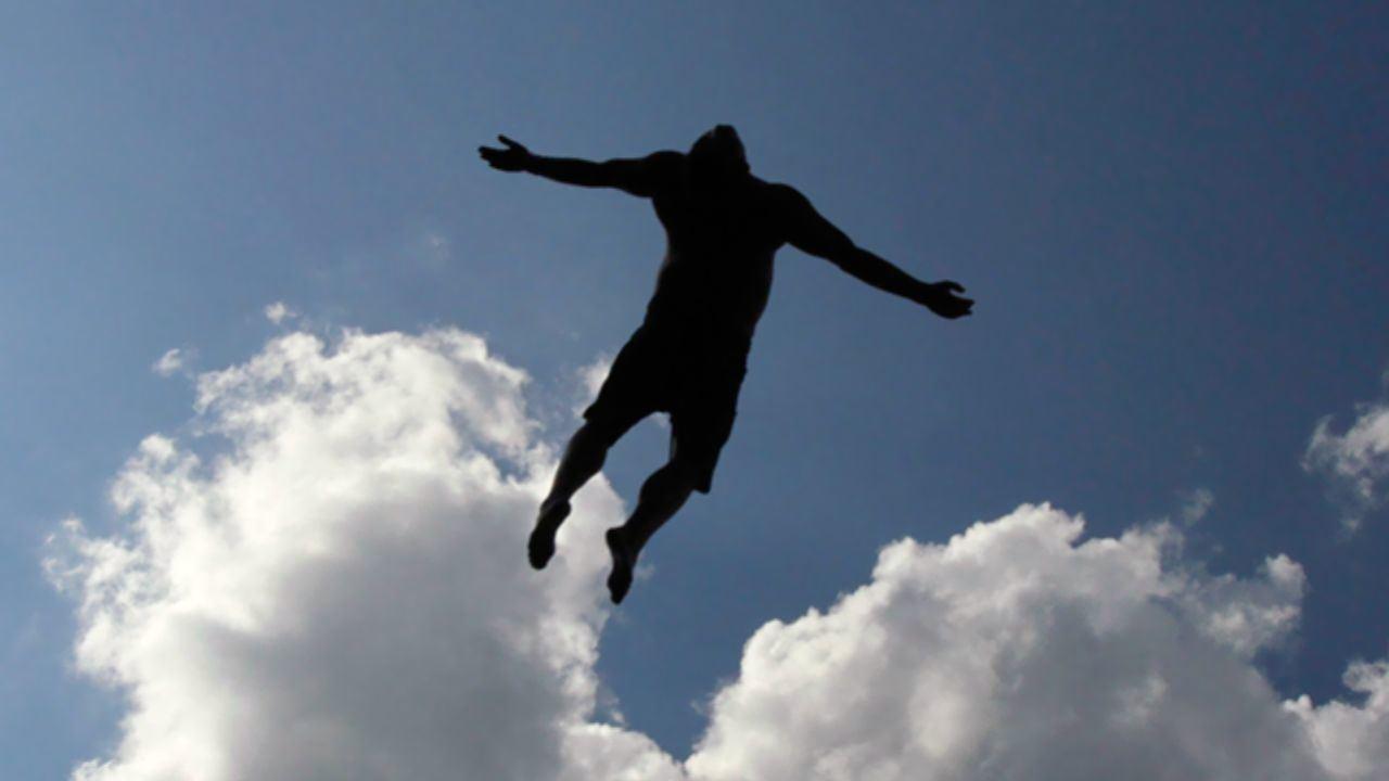 Хотеться летать. Летающий человек. Человек взлетает. Человек в полёте. Человек летает в небе.