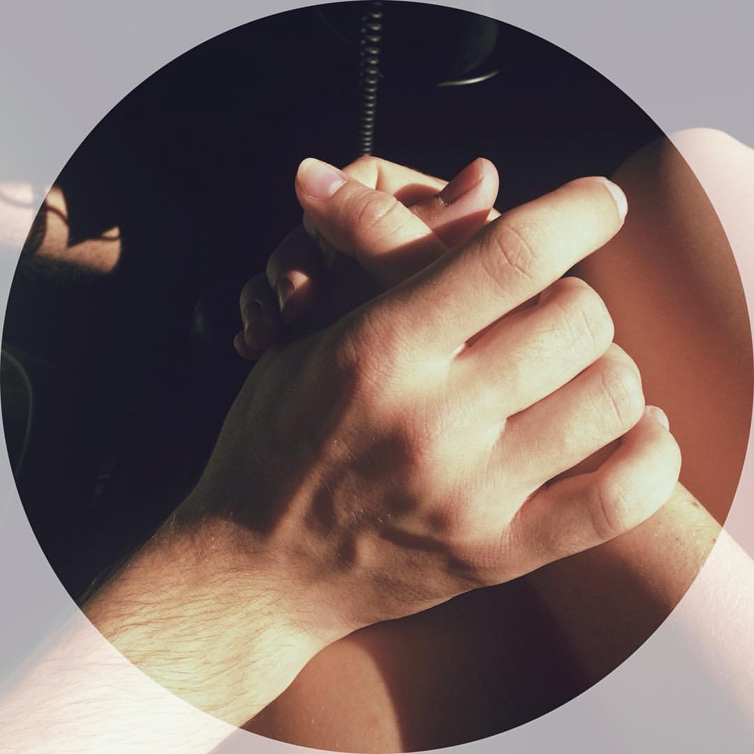 Чувственные руки. Рука в руке. Мужская и женская рука. Рука в руке картинки. Руки мужчины и женщины.