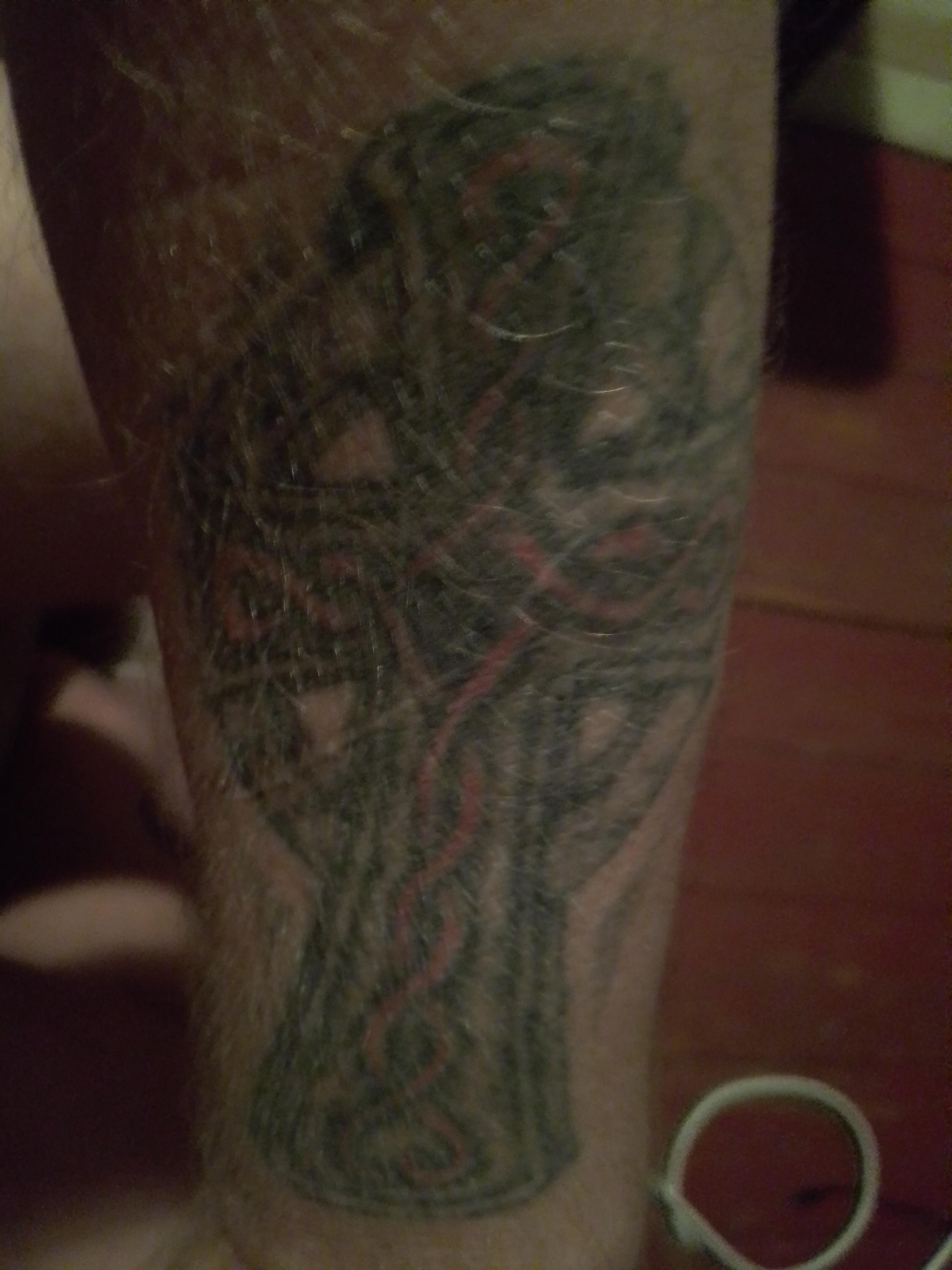 Руки в наколках...