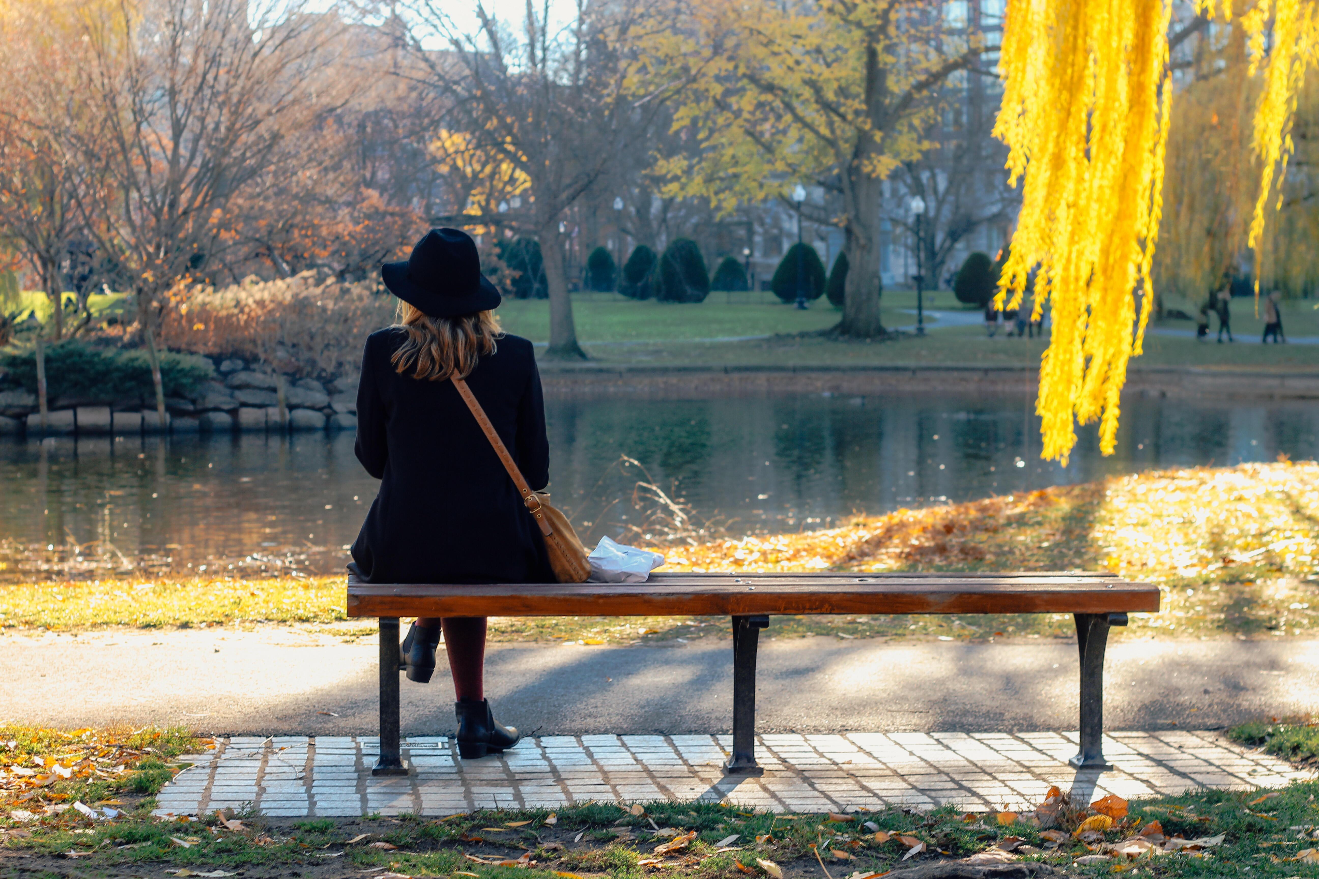 Женщина на скамейке в парке