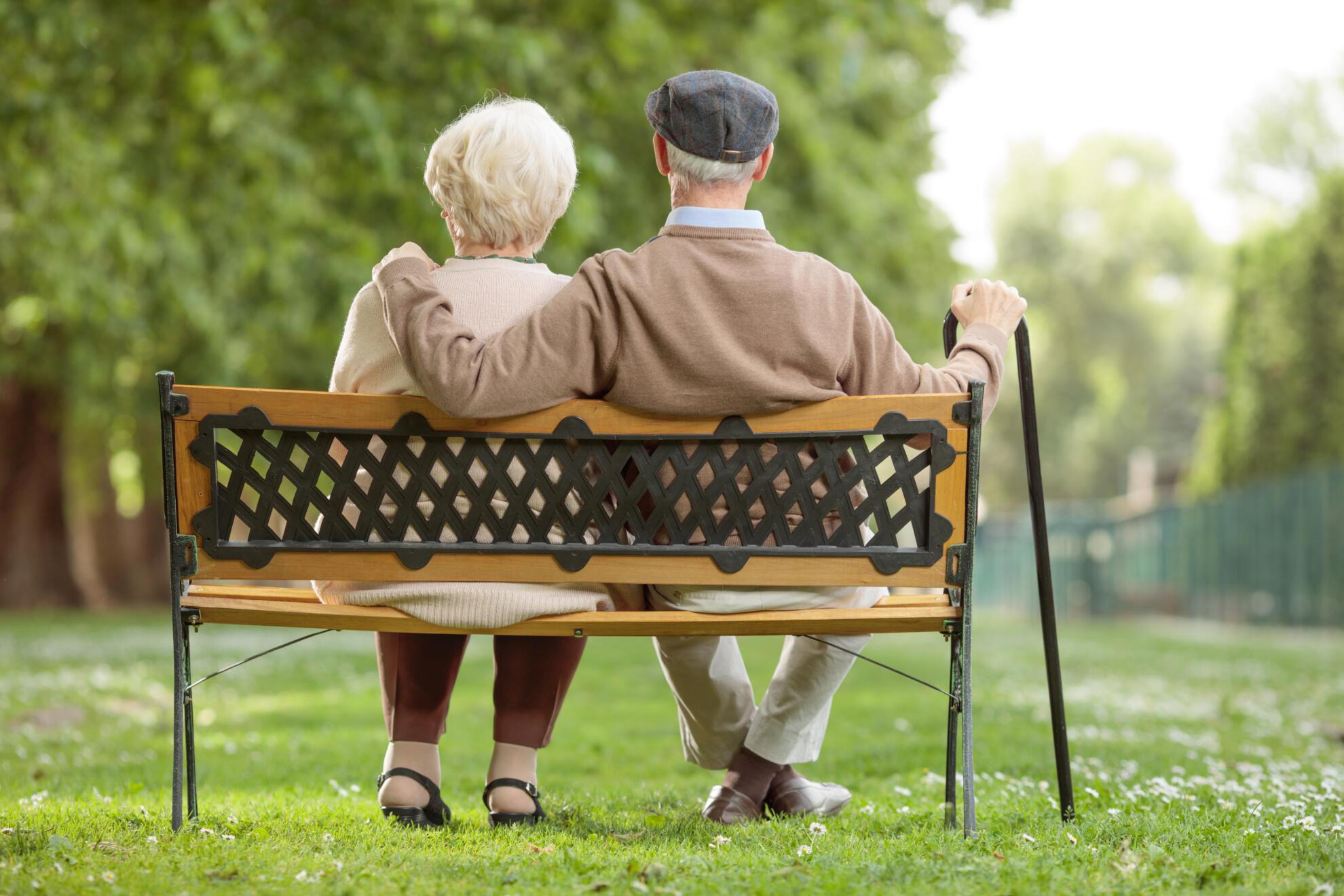 Пенсионеры на скамейке в парке
