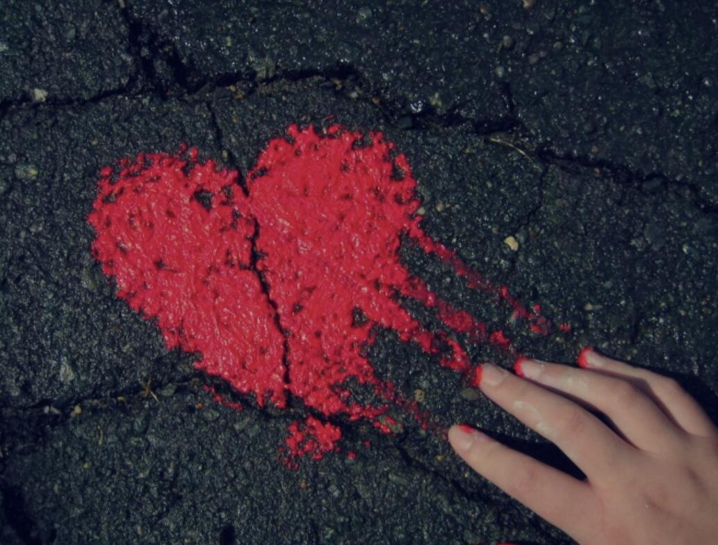 Смотри, моя любовь у твоих ног