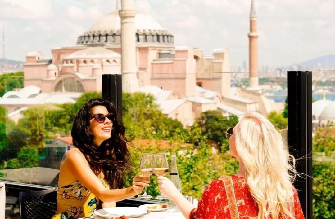 Мы познакомились в Стамбуле..