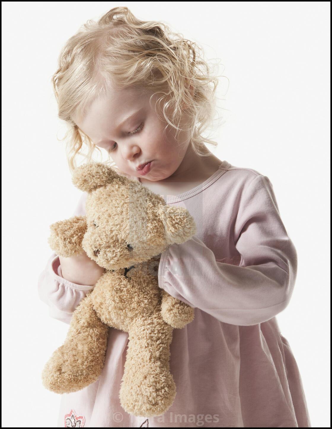 Фото ребенка с игрушкой в руках