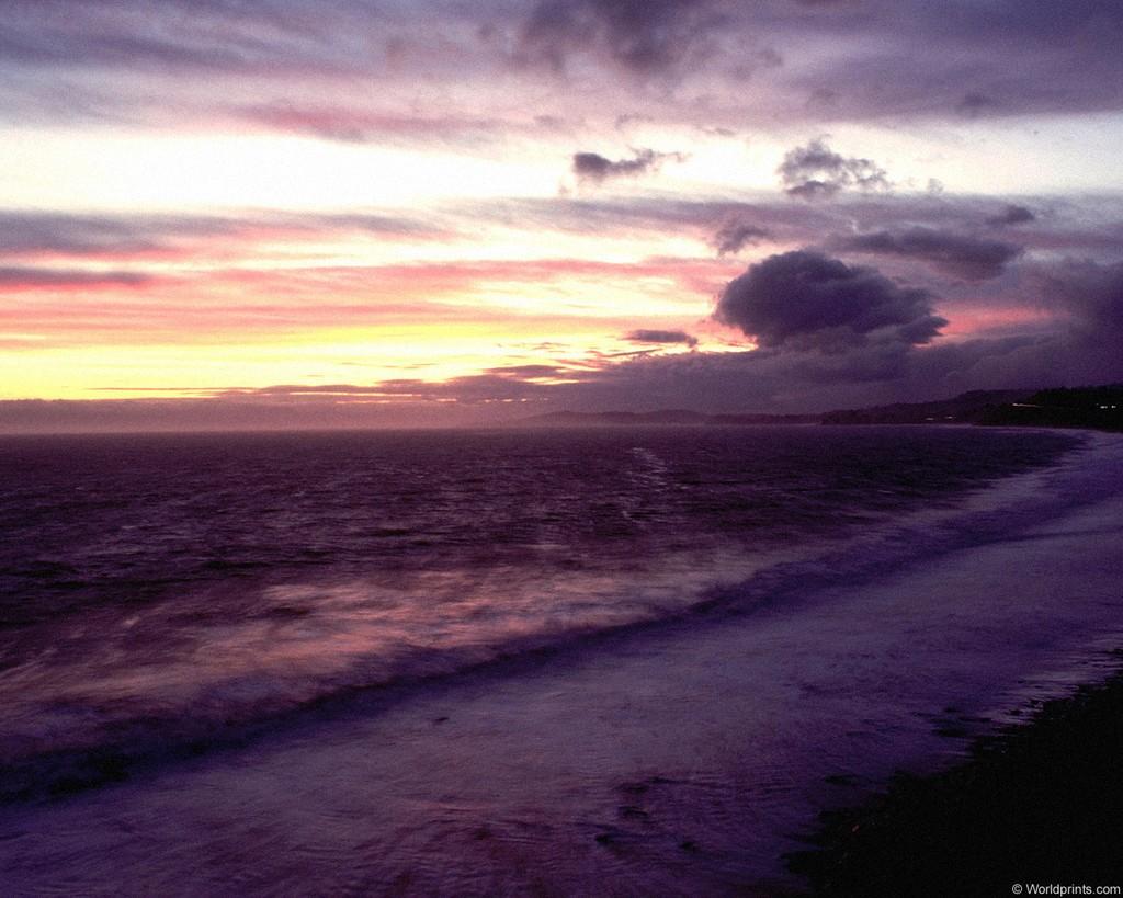 море, ты и я, закат и пляж как фон