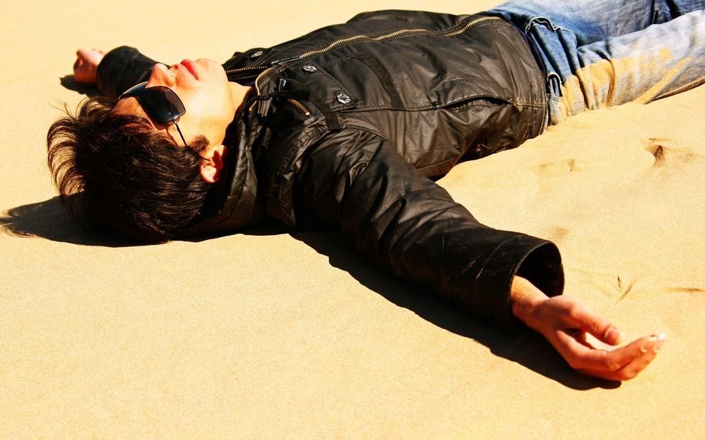 Он лежал на песке...