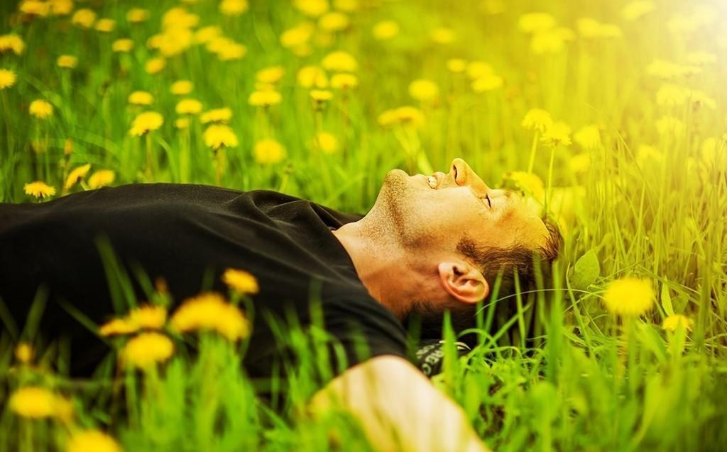 Спиной прижавшийся к земле