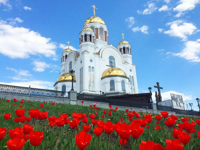 Символ города Церковь и памятник