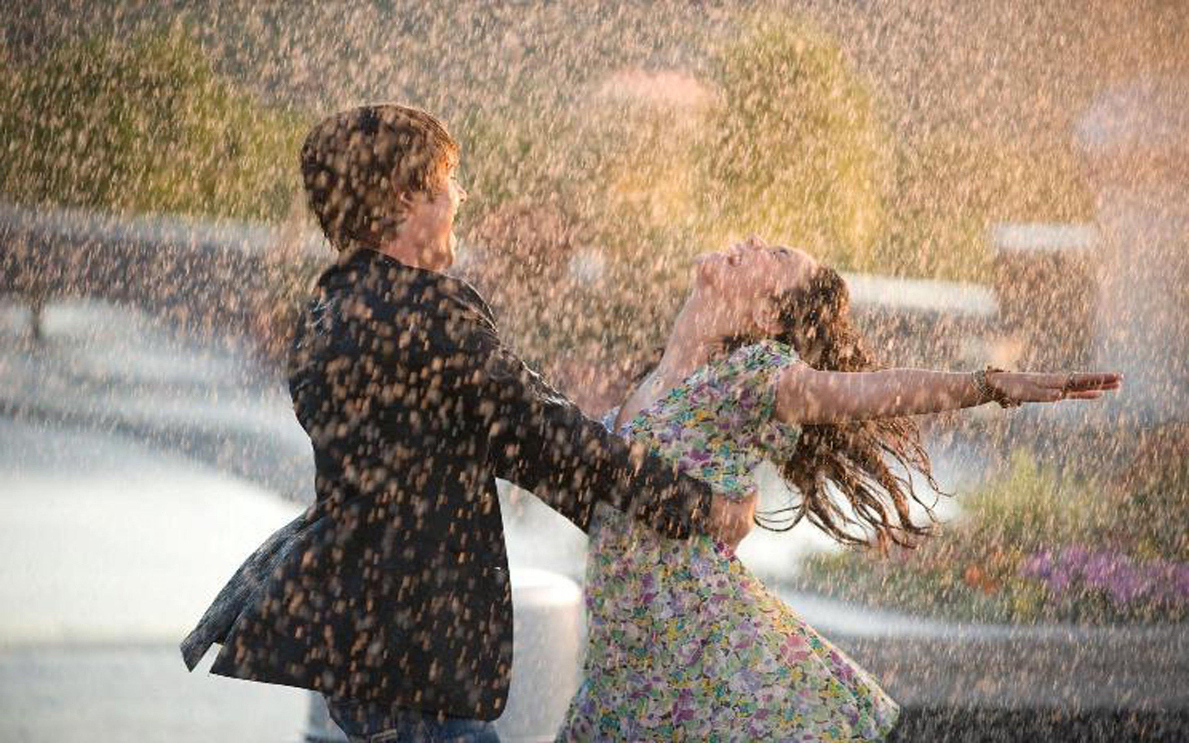 Жизнь есть танец. Под дождем. Радость под дождем. Пара под дождем. Гулять под дождем.