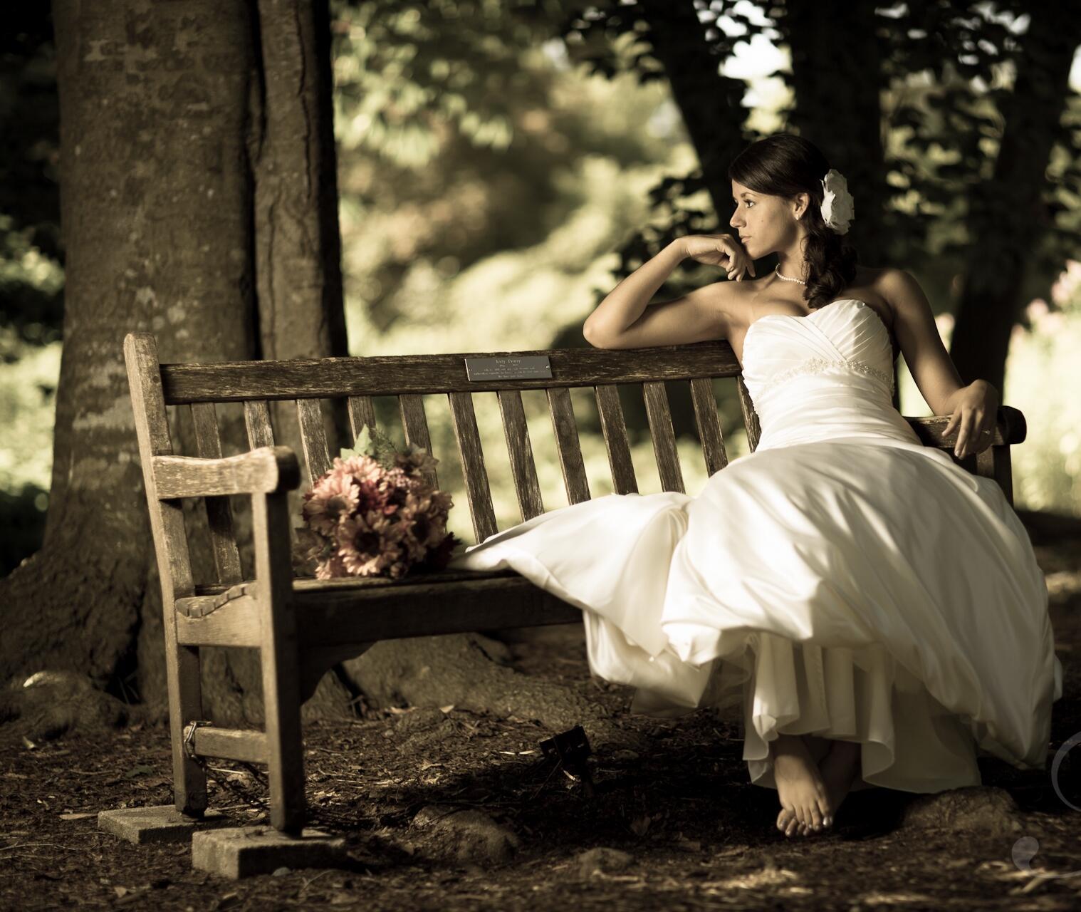 Невеста на скамейке