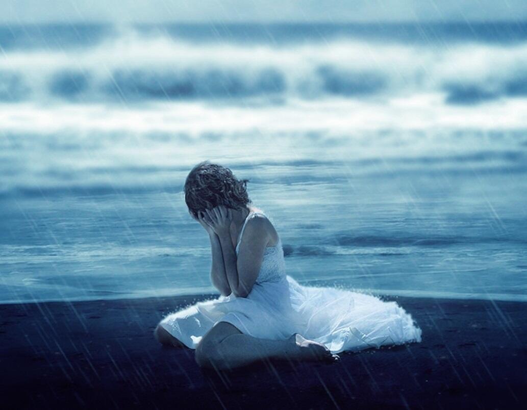Плачущая девушка у моря