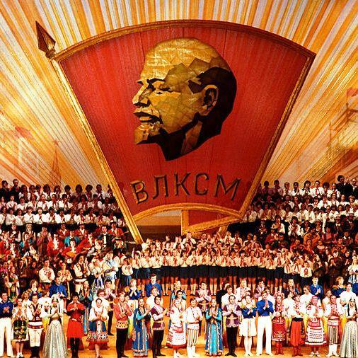 КОМСОМОЛЬЦАМ!