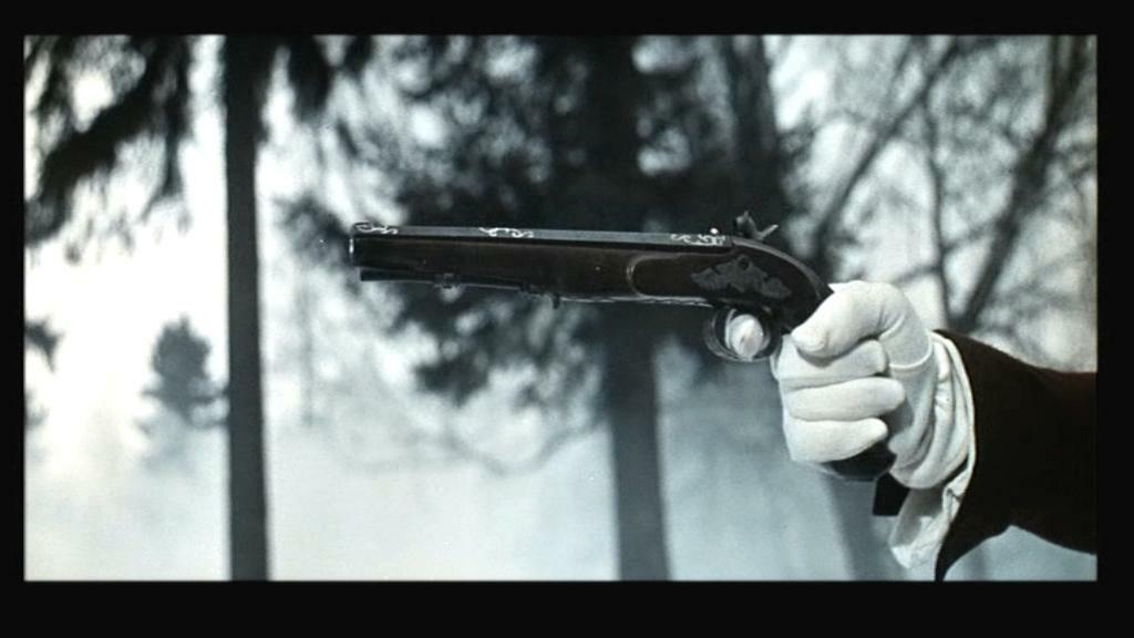 Преступление дуэль. Эстетика 19 век пистоль. Рука с пистолетом. Револьвер в руке.