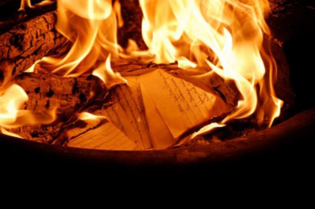Рукописи горят... эссе