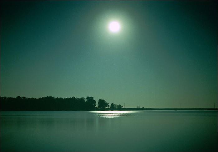 День зарделся красно-ржавый