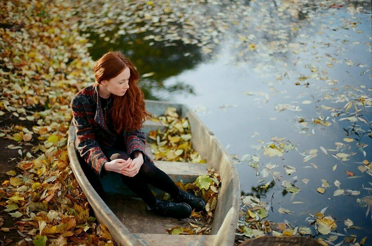 Размышления осени. Рыжая девочка на озере. Осенняя фотосессия в лодке. Фотосессия у реки осенью. Фотосессия у пруда осенью.